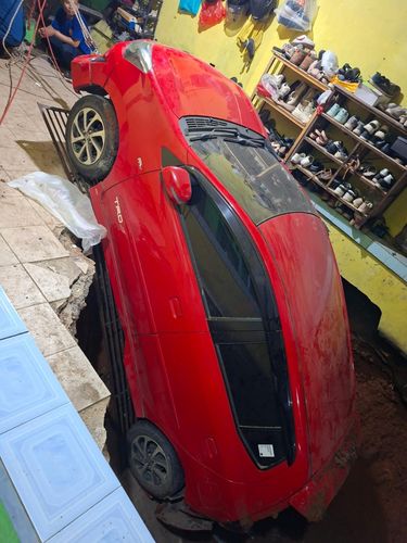 Mobil penduduk di Depok kejeblos septic tank kedalaman 3 meter.