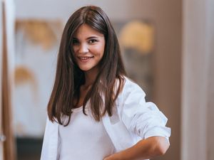 5 Warna Baju yang Cocok untuk Celana Cokelat, Keren dan Stylish