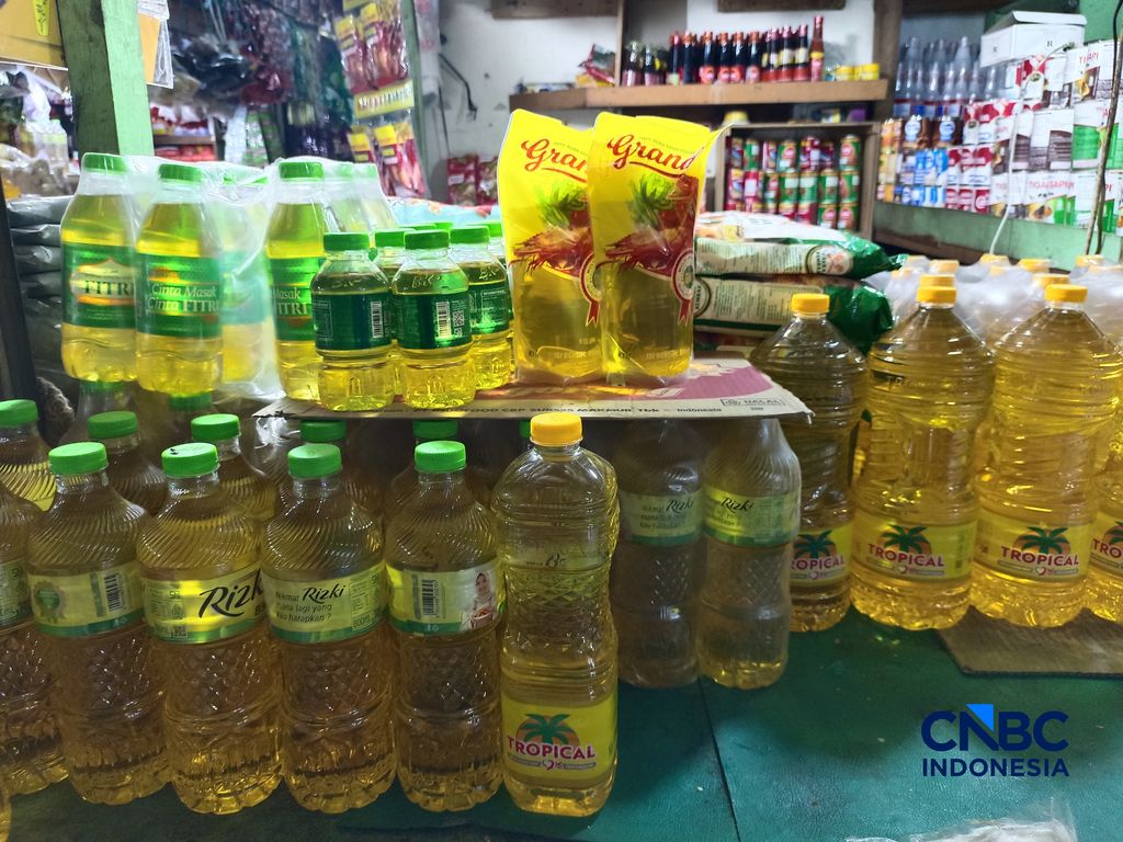 Pantauan nilai minyak goreng di Pasar Rumput, Jakarta Selatan, Jumat (24/4/2026). (CNBC Indonesia/Martyasari Rizky)