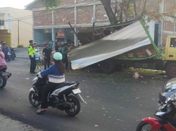 Truk Senggol Pohon-Timpa Ambulans Bawa Pasien di Jalan Bau Massepe Parepare