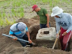 Artefak Diduga Yoni Ditemukan di Sawah Kediri, Kondisinya Tak Utuh
