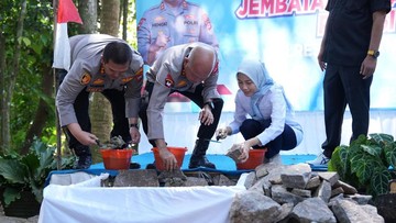 Polisi Bangun Jembatan Kampung Akses Pelajar ke Sekolah di Padarincang Serang