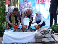 Polisi Bangun Jembatan Kampung Akses Pelajar ke Sekolah di Padarincang Serang