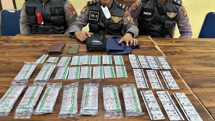 Polisi menangkap 2 pemuda yang menjual obat keras di Tangerang. (dok.istimewa)