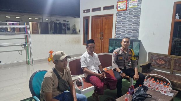 Polisi mengecek kebenaran soal viral penampakan pocong di Pasir Putih, Sawangan, Kota Depok, Jawa Barat. Polisi memastikan berita penampakan pcong tidak benar. (dok Ist)