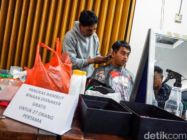 Potong Rambut Gratis di Balai Kota, Warga Depok Antusias