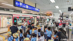 Potret Antusias Pelajar Naik LRT Tarif Rp1