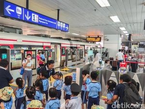 Potret Antusias Pelajar Naik LRT Tarif Rp1
