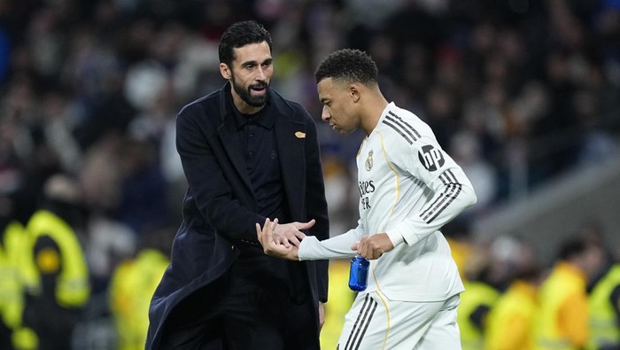 MADRID, SPAIN - JANUARY 17: Kylian Mbappe of Real Madrid CF celebrates a goal with Alvaro Arbeloa during the Spanish League, LaLiga EA Sports, football match played between Real Madrid and Levante UD at Bernabeu stadium on January 17, 2026, in Madrid