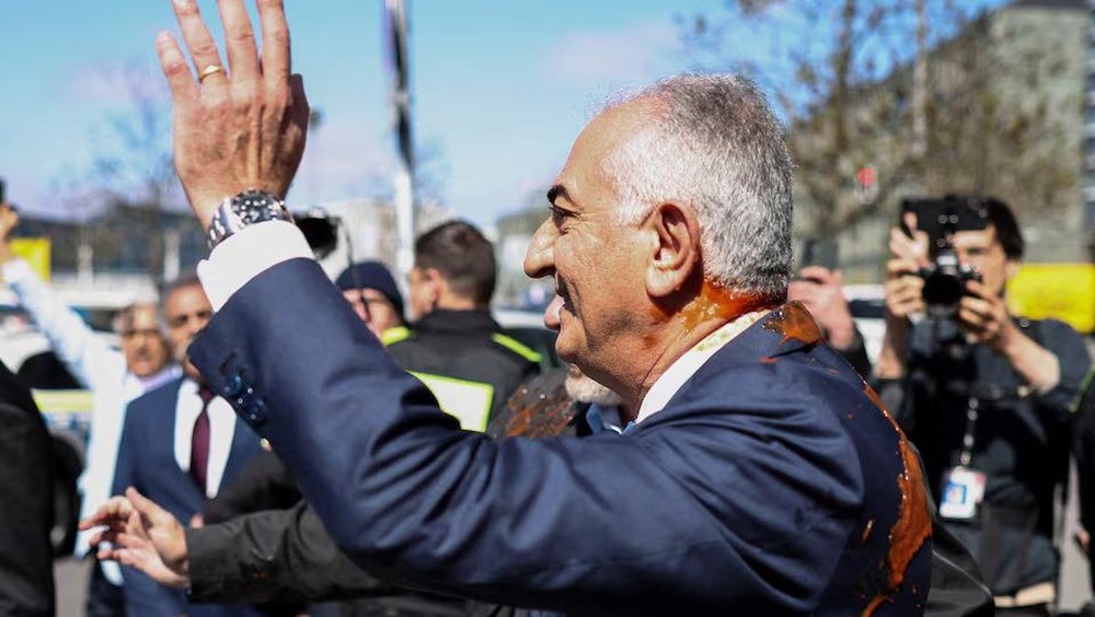 Eks Pangeran Iran Disiram Cairan Merah di Berlin