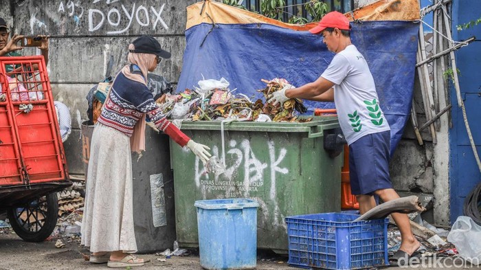 Di tengah upaya mengurangi persoalan sampah di perkotaan, penemuan sederhana namun berakibat besar dilakukan oleh pengurus Bank Sampah Cemara, Dany dan Latif, di area Tugu Utara, Koja, Jakarta Utara, Jumat (24/4/2026). Mereka mengolah sampah organik menjadi arang alias nan disebut sebagai bauksit, nan dapat dimanfaatkan sebagai bahan bakar pengganti untuk kebutuhan memasak sehari-hari.