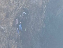 Iseng Panjat Tebing Karang, 7 Turis Malah Terjebak Gelombang Lautan