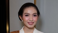 Gaya Kartini Ala Selvi Ananda, Memukau Dengan Kebaya & Riasan Soft Glam
