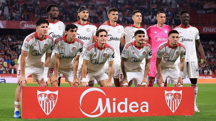 SEVILLE, SPAIN - APRIL 11: Sevilla FC players pose for a photo prior to the LaLiga EA Sports match between Sevilla FC and Atletico de Madrid at Estadio Ramon Sanchez Pizjuan on April 11, 2026 in Seville, Spain. (Photo by Fran Santiago/Getty Images)