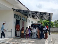 Diduga Keracunan MBG, Puluhan Siswa Lombok Timur Tumbang di Kelas