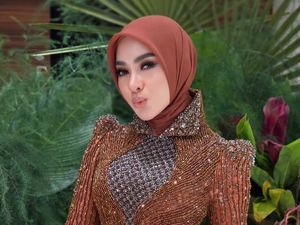 Gaya Syahrini Kondangan Pakai Kebaya Berhias Tembaga, Elegan & Mewah!
