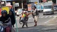 2 Pak Ogah Duel di Jalanan Parepare gegara Masalah Jam Kerja