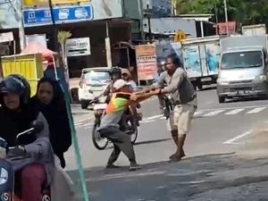 2 Pak Ogah Duel di Jalanan Parepare gegara Masalah Jam Kerja