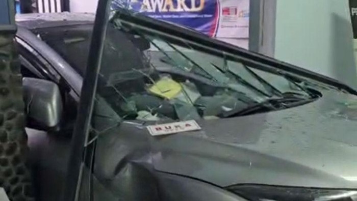 Tangkapan layar - Mobil yang dikemudikan seorang lansia berinisial I (71) menabrak sebuah depot air minum isi ulang di kawasan Jalan Jelambar Baru Raya, Grogol Petamburan, Jakarta Barat, Kamis (23/4/2026). ANTARA/Risky Syukur