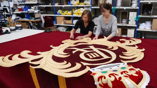 Tirai Baru Royal Opera House, Sentuhan Seni dan Simbol Kerajaan