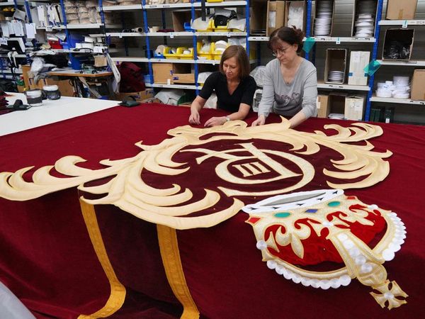 Tirai Baru Royal Opera House, Sentuhan Seni dan Simbol Kerajaan