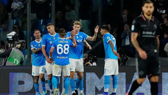 Rasmus Hojlund of SSC Napoli celebrates with team mates after scoring during the Serie A match between SSC Napoli and US Cremonese at Stadio Diego Armando Maradona Naples Italy on 24 April 2026. (Photo by Franco Romano/NurPhoto via Getty Images)