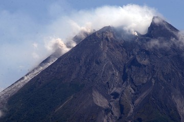 Aktivitas Merapi Meningkat, Lava Meluncur Hingga 1,8 Km