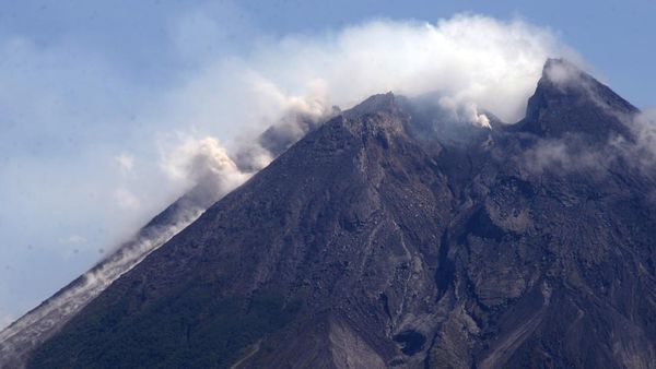 Aktivitas Merapi Meningkat, Lava Meluncur Hingga 1,8 Km