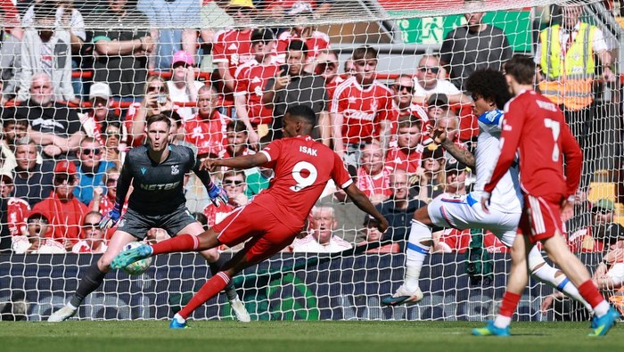 Soccer Football - Premier League - Liverpool v Crystal Palace - Anfield, Liverpool, Britain - April 25, 2026 Liverpools Alexander Isak scores their first goal REUTERS/Phil Noble EDITORIAL USE ONLY. NO USE WITH UNAUTHORIZED AUDIO, VIDEO, DATA, FIXTUR