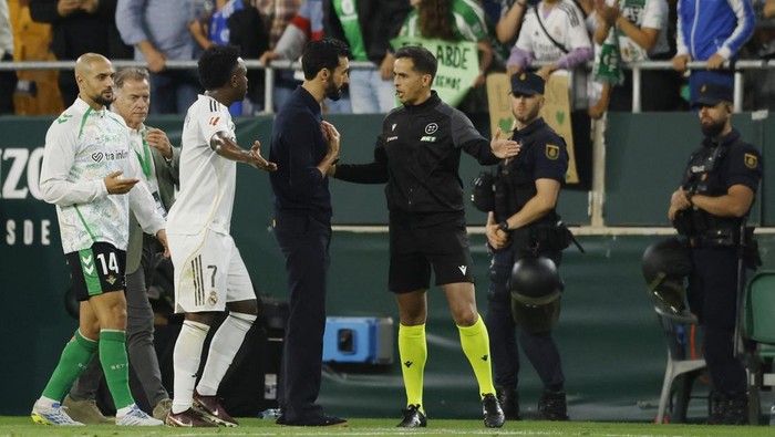 Alvaro Arbeloa (tengah) saat berbicara dengan ofisial keempat dalam laga Betis vs Madrid.