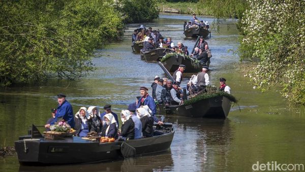 Armada Perahu Gambut Berlayar dari Worpswede ke Bremen