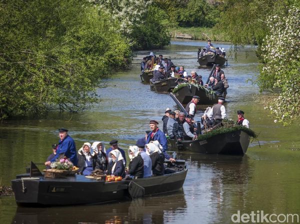 Armada Perahu Gambut Berlayar dari Worpswede ke Bremen
