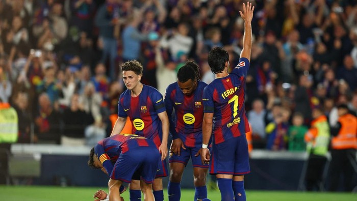 Soccer Football - LaLiga - FC Barcelona v Celta Vigo - Spotify Camp Nou, Barcelona, Spain - April 22, 2026 FC Barcelonas Lamine Yamal reacts after sustaining an injury REUTERS/Albert Gea