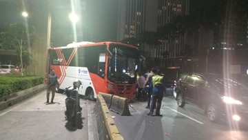 Bus TransJ Tabrak Separator Jalan di Jaksel, Ban Depan sampai Lepas