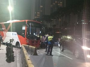 Bus TransJ Tabrak Separator Jalan di Jaksel, Ban Depan sampai Lepas