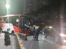 Bus TransJ Tabrak Separator Jalan di Jaksel, Ban Depan sampai Lepas