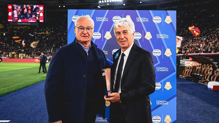 Claudio Ranieri (kiri) saat memberikan piala coach of the month kepada Gian Piero Gasperini pada November lalu.