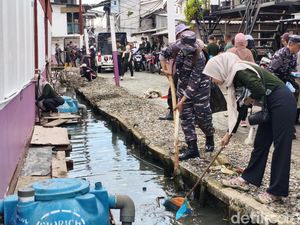 Hari Bumi, CT Arsa-Koarmada RI Tanam Mangrove dan Bersih-bersih di Muara Angke