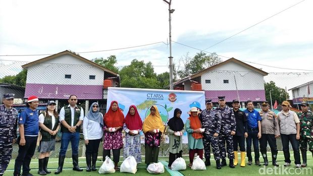 CT Arsa Foundation berbareng Koarmada RI menanam bibit Mangrove dan bersih-bersih di Muara Angke, Pluit, Jakarta Utara, Sabtu (25/4/2026).