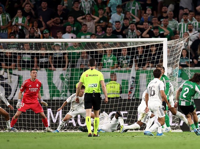 SEVILLE, SPAIN - APRIL 24: Hector Bellerin of Real Betis scores his team's first goal during the LaLiga EA Sports match between Real Betis Balompie and Real Madrid CF at Estadio La Cartuja on April 24, 2026 in Seville, Spain. (Photo by Fran Santiago/Getty Images)