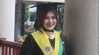 Jadi Dokter Spesialis di Usia 28 Tahun-Lulusan Termuda UGM, Apa Tips Isti?
