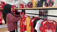 8 Laga Tak Terkalahkan, Jersey Persijap Kembali Jadi Buruan Suporter