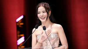 7 Gaya Jisoo BLACKPINK Raih Penghargaan di Prancis, Harga Antingnya Rp 1,6 M