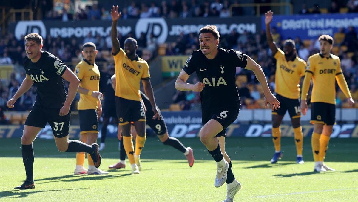 Joao Palhinha (depan, baju hitam) merayakan golnya ke gawang Wolves. Foto: Getty Images/Michael Steele