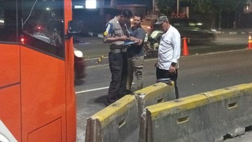 Dugaan Penyebab Bus TransJ Tabrak Separator Busway di Rasuna Said