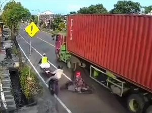 Viral Rekaman CCTV Detik-detik Trailer Lindas Pemotor di Nganjuk