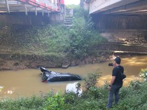 Pecatan Polisi Ditangkap Usai Curi Mobil, Kendaraan Nyemplung ke Sungai