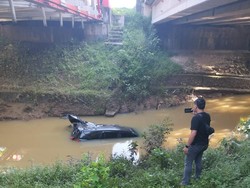 Pecatan Polisi Ditangkap Usai Curi Mobil, Kendaraan Nyemplung ke Sungai