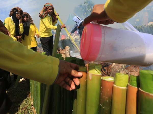 Rekor MURI! 15 Ribu Lemang Dimasak Bersama