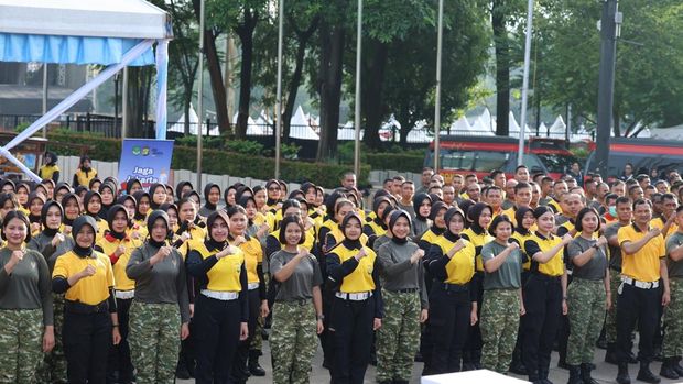 Personel Polda Metro Jaya dan Kodam Jaya olahraga berbareng di Plaza Barat Gelora Bung Karno, Senayan, Jakarta Pusat, Sabtu (25/4/2026) pagi.